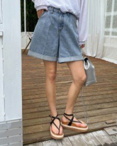 Two-pintuck roll-up half-length denim shorts