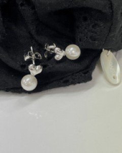 Mini heart pearl earring