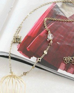 ⊙ gold hat-air balloon necklace