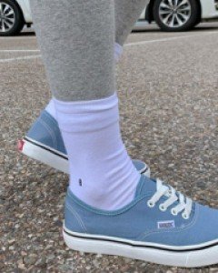 B logo socks