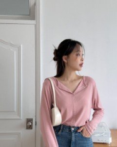 [EVELLET] Rosie U Open Neck T-shirt