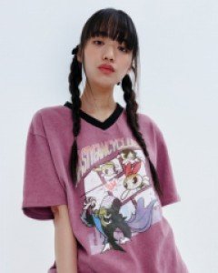 [PPG X FANCY] P.P.G COMICS PIGMENT V-NECK TEE (DARK PINK)_F23PG1005