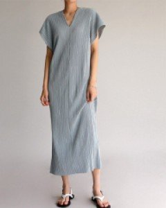 V-neck pleats long one-piece